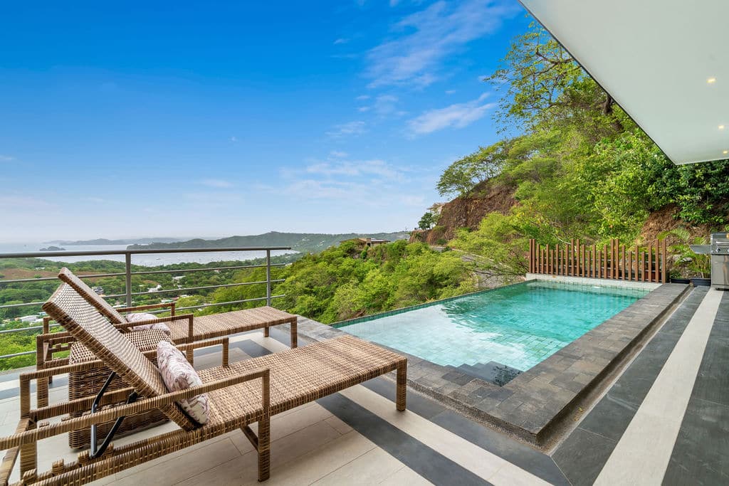 Private Pool & Sun Deck Overlooking Coco Bay